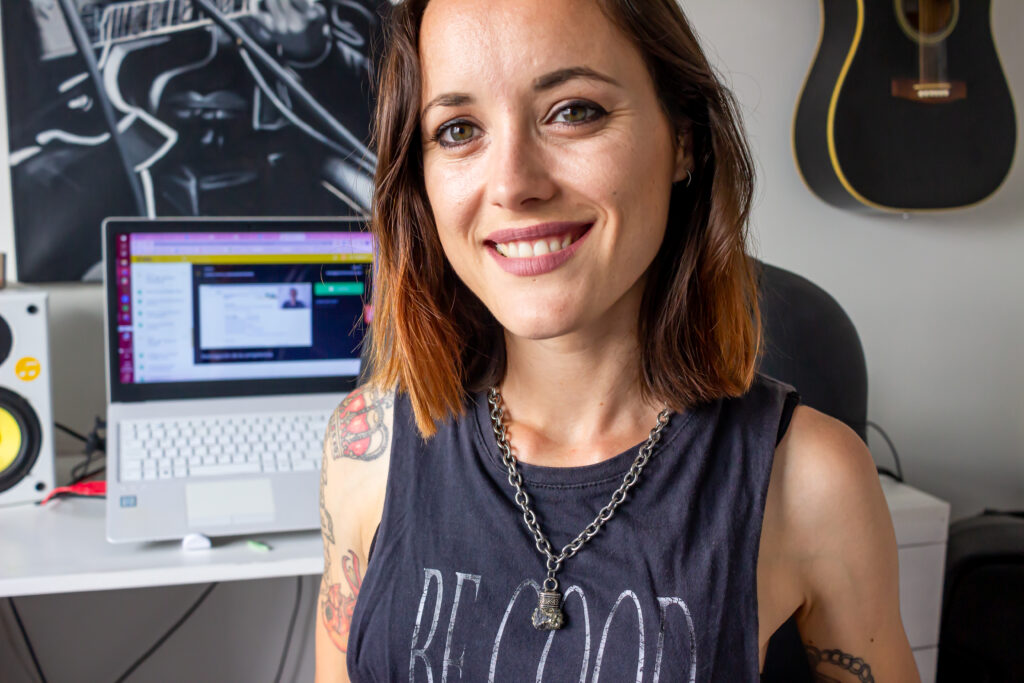 Mujer emprendedora sonriendo en su lugar de trabajo